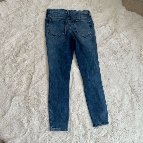 Free People FP Slightly acid wash size 30r blue skinny jeans w holes in knees - Picture 4 of 7